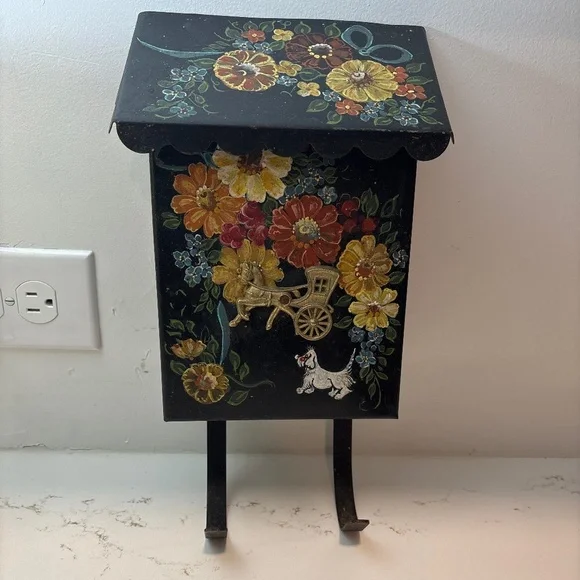 Beautiful Vintage Outside Metal Mailbox Hand Painted with horse and carriage - Picture 1 of 7